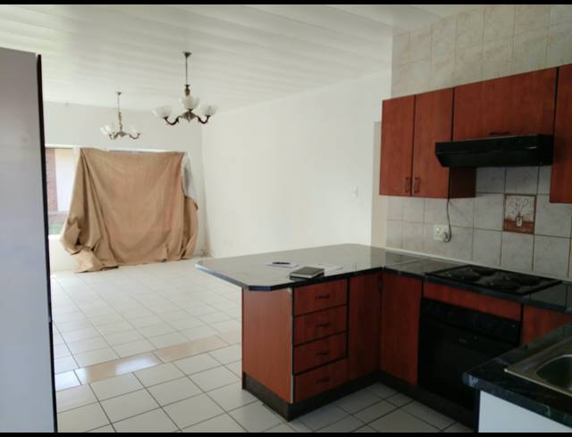 2 BEDROOM FLAT FOR SALE IN KEMPTON PARK EXT 5